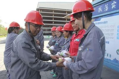 中泰民生 | 新疆中泰化學(xué)托克遜能化公司黨委國(guó)慶佳節(jié)慰問一線員工