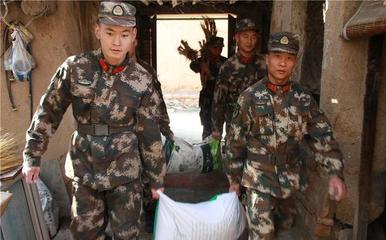 扶貧日前夕農家小院里來了一群&ldquo;兵娃兒&rdquo;